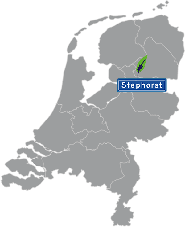 Grijze kaart van Nederland met Staphorst aangegeven voor maatwerk taalcursus Spaans zakelijk - blauw plaatsnaambord met witte letters en Dagnall veer - transparante achtergrond - 600 * 733 pixels